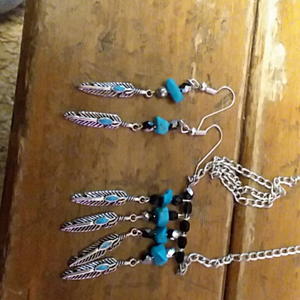 Feather earring and necklace set